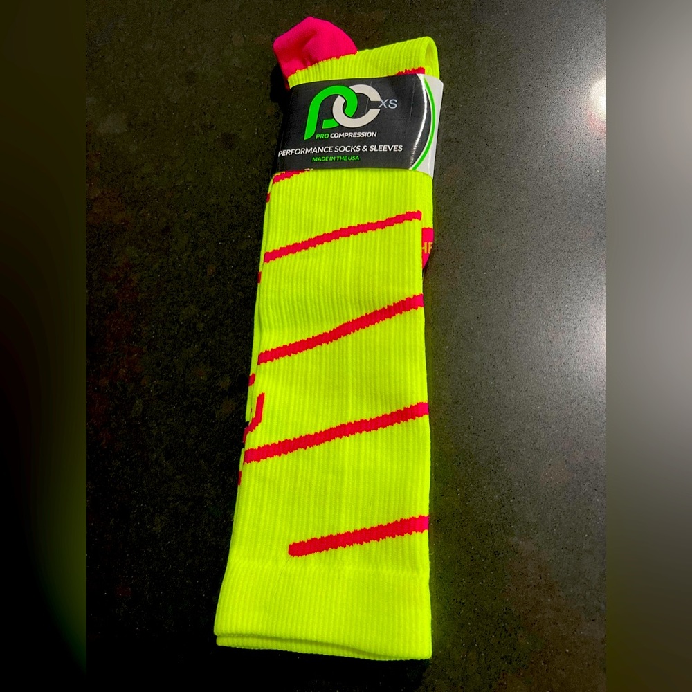 NWT PRO COMPRESSION PERFORMANCE SOCKS. Green & Pink! Size XS